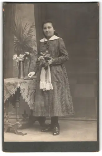 Fotografie unbekannter Fotograf und Ort, Mädchen mit Blumenstrauss