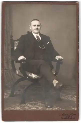 Fotografie Max Beer, Berlin-Tegel, Berlinerstr. 95, Herr im eleganten Anzug auf einem Stuhl sitzend