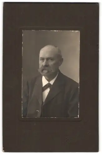 Fotografie Edwin Hermes, Krefeld, Neusserstr. 61, Portrait eines Herrn mit Schnurrbart