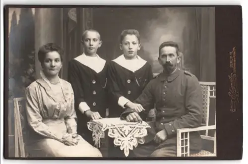 Fotografie Atelier Elegant, Berlin, Schönhauser Allee 114, Familienporträt mit Tischdecke