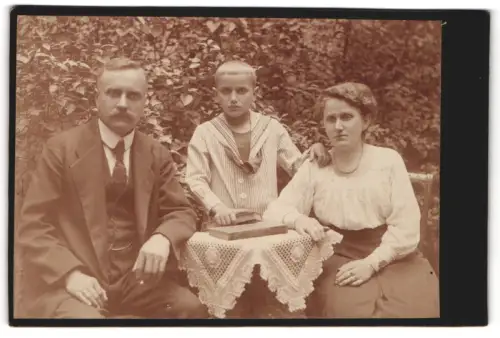 Fotografie unbekannter Fotograf und Ort, Familienporträt im Garten