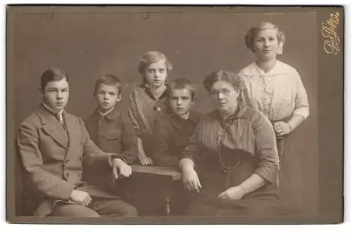 Fotografie Paul Pfeiffer, Celle, Westcellerthorstr. 15, Familienporträt mit sechs Personen