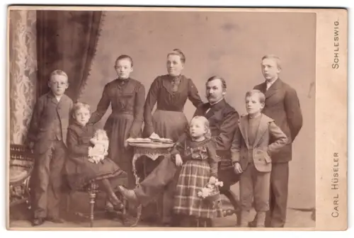 Fotografie Carl Hüseler, Schleswig, Stadtweg 147, Familienporträt mit acht Personen