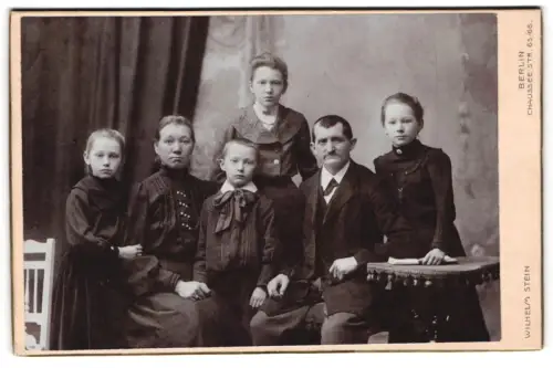 Fotografie Wilhelm Stein, Berlin, Chausseestrasse 65/66, Familienporträt mit fünf Personen