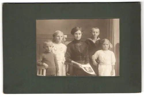 Fotografie unbekannter Fotograf und Ort, Porträt Mutter mit ihren vier Kindern