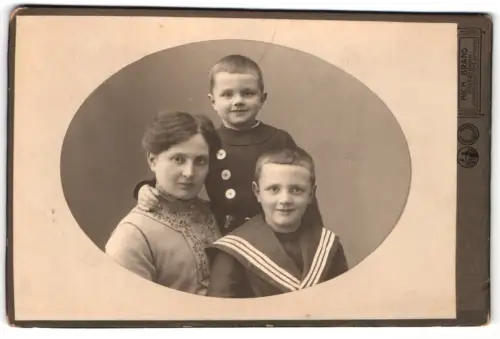 Fotografie Rich. Brand, Grossenhain, Johannesallee Ecke Amtsgasse, Porträt Mutter mit zwei Kindern