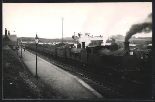 Fotografie Ansicht Moor Row, britische Eisenbahn, Furness Railway, Personenzug m. Dampflok, Tender-Lokomotive im Bahnhof