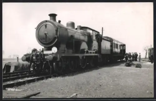 Fotografie britische Eisenbahn, Personenzug mit Dampflok, Tender-Lokomotive No. 8787