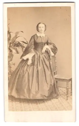 Fotografie unbekannter Fotograf und Ort, hübsche junge Frau im Biedermeierkleid
