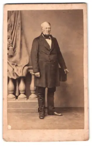 Fotografie C. Wolff, Neustrelitz, älterer korpulenter Herr im Anzug mit Zylinder