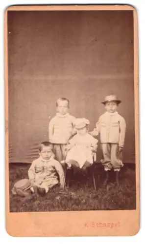 Fotografie Emilian Schnepel, Brünn, vier niedliche Kinder in Sommer Kleidung, 1872