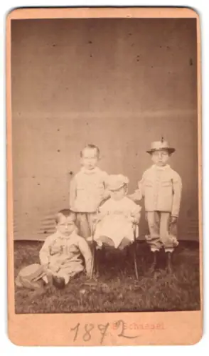 Fotografie Emilian Schnepel, Brünn, niedliche Kinder in Anzügen und im Kleid, 1872