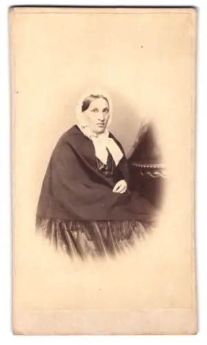 Fotografie Th. Tannenberg, Bad Oeynhausen, Frau Monika mit schwerer Gicht auf Kur in Bad Oeynhausen, 1860