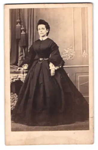 Fotografie H. Hagemeister, Schwerin, Dame im dunkel Kleid