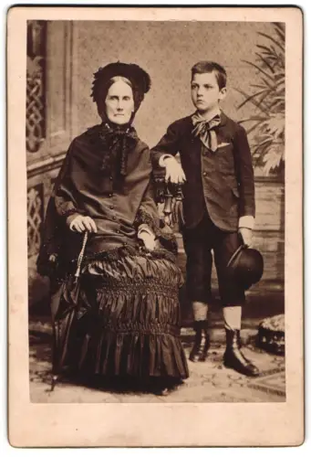 Fotografie Fotograf unbekannt, Brünn, Grossmutter mit ihrem Enkel, 1883