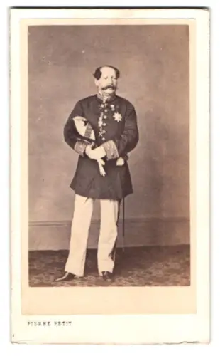 Fotografie Pierre Petit, Paris, Französischer Offizier in Uniform mit Orden und Bruststern