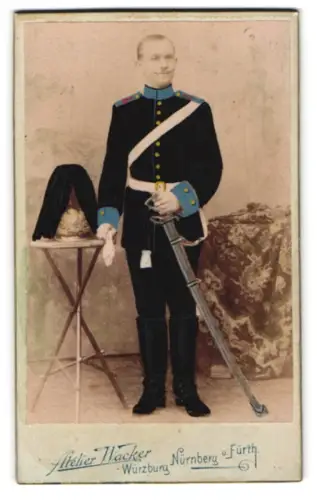 Fotografie Atelier Wacker, Würzburg, Bayerischer Kürassiersoldat vom Rgt. Nr. 2 mit Paradehelm und Säbel, kolor. Foto