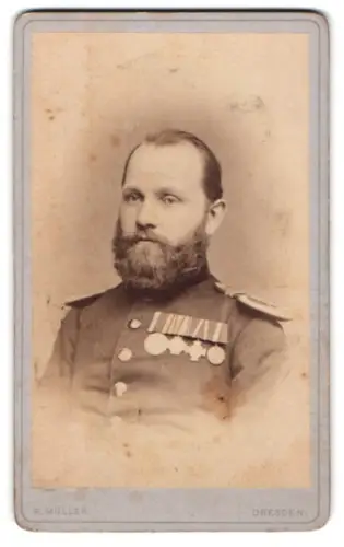 Fotografie R. Müller, Dresden, Ingenieur-Offizier Schmidt in Uniform mit grosser Ordensspange alter Art
