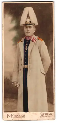 Fotografie F. Franke, Westend, Garde-Soldat vom Königin Elisabeth Garde-Gren.-Rgt. Nr. 3 mit Paradehelm und EK II 1914