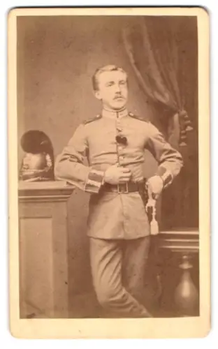 Fotografie A. Bammert, München, Bayerischer Garde-Soldat in Uniform mit Raupenhelm und Bajonett