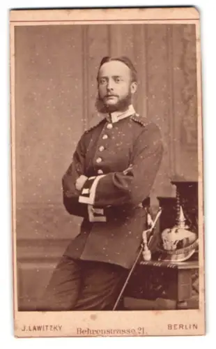 Fotografie J. Lawitzky, Berlin, Einjährig-Freiwilliger Gardesoldat in Uniform mit Pickelhaube und Bajonett