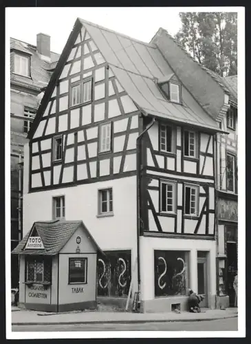 Fotografie Henrich, Limburg / Lahn, Ansicht Limburg / Lahn, altes Fachwerkhaus mit Toto Häuschen