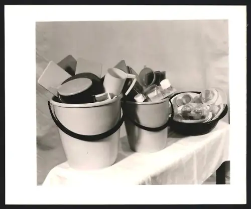 Fotografie DDR Plaste Geschirr mit Euerbecher, Teller, Tassen, Butterdose mit Salz und Pfeffer Streuer