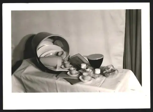 Fotografie Plaste und Elaste, DDR Geschirr mit Tellern, Eierbechern, Salz und Pfeffer Streuer, Butterdose