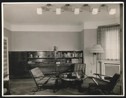 Fotografie J. Scherb, Wien, Desing Wohnzimmer mit Lounge Sessel, Schirmlampe