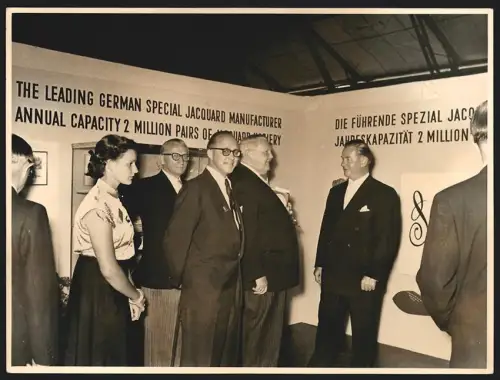 Fotografie Theo Mey, Luxembourg, Bundeskanzler Ludwig Erhard auf einer Ausstellung