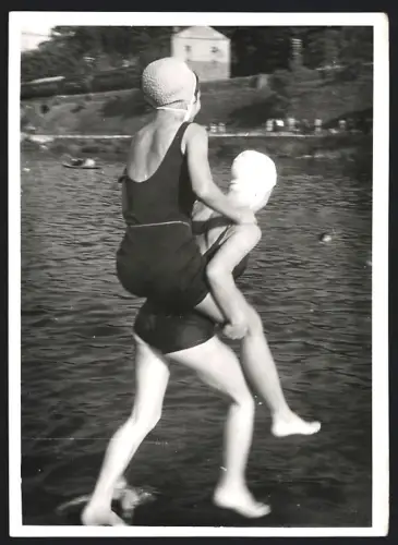 Fotografie Henrich, Limburg / Lahn, Ansicht Limburg / Lahn, junge Frauen in Badeanzug beim Huckepack