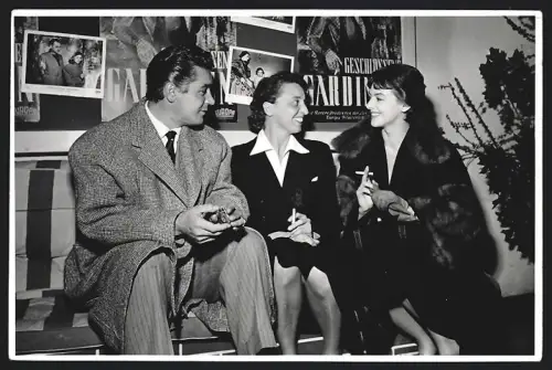 Fotografie Wernauer, Berlin, Schauspieler Massimo Girotti und Kolleginnen zum Film Geschlossene Gardinen