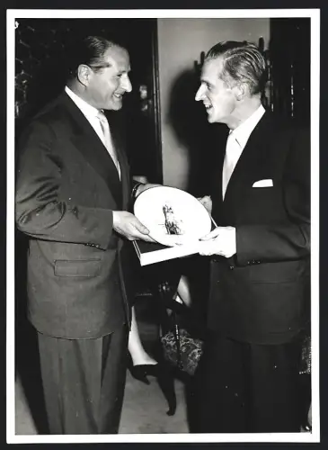 Fotografie Erna Quass, Frankfurt / Main, Regisseur Hans Abich erhällt Ehrenteller