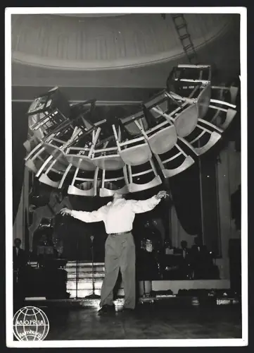 Fotografie Hugo Klement, Hamburg, Jongleuer balanciert 17 Stühle mit seinen Zähnen