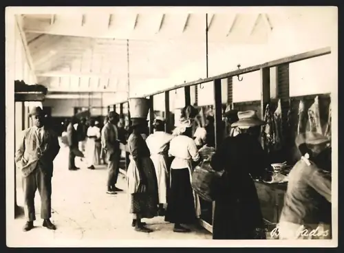 Fotografie Ansicht Barbados, Einwohner der Karibik in der Markthalle beim Fleisch Stand