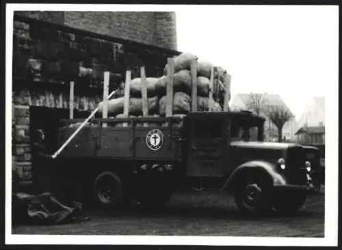 Fotografie Ansicht Hadamar, LKW des National Catholic Welfare Council (NCWC) belädt Hilfsgüter für Bedürftige