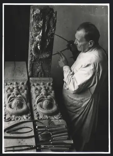 Fotografie Henrich, Limburg / Lahn, Skulpteur fertig Nachbildungen alter Plastiken an