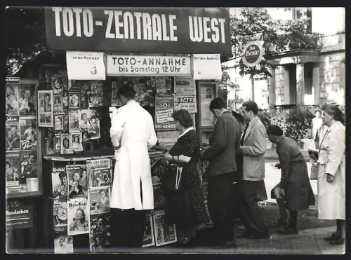 Fotografie Henrich. Limburg / Lahn, Ansicht Limburg / Lahn, Zeitungsstand mit Toto Annahme und wartender Kundschaft