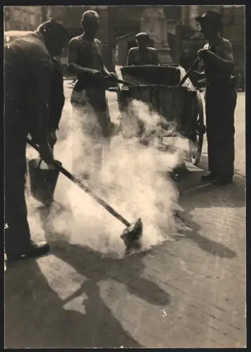 Fotografie Strassenbauer beim Teeren der Strasse, Strassenarbeiten