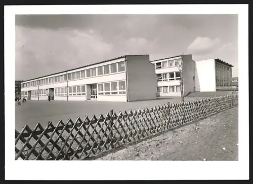 Fotografie Ansicht Wolfen, Blick auf die Grundschule Anhaltinersiedlung