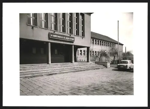 Fotografie Ansicht Wolfen, Eingang der Betriebsberufsschule VEB Farbenfabrik Wolfen