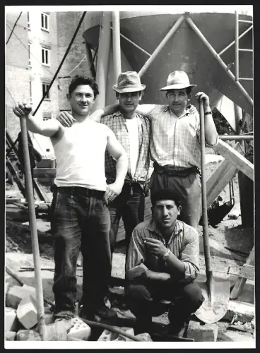 Fotografie Rudolf Sulzmann, Frankfurt / Main, südländische Bauarbeiter, Spanier und Italiener auf der Baustelle