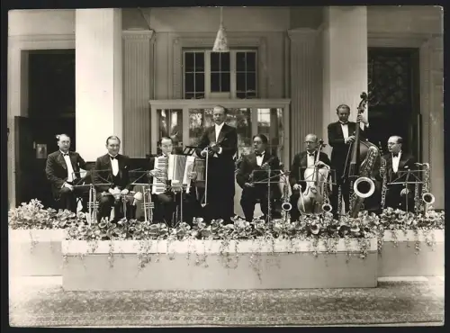 Fotografie Lubeca, Lübeck, Ansicht Travemünde, Rundfunkorchester Jan Hoffmann spielt am Kurhaus