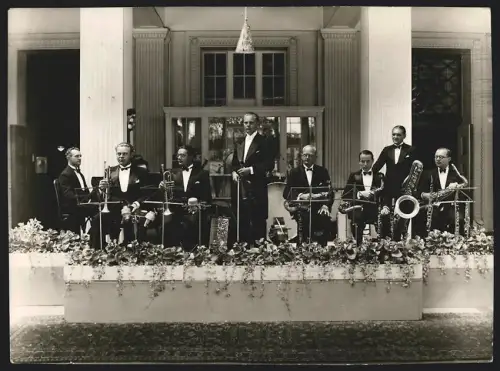 Fotografie K. Färber, Lübeck, Ansicht Travemünde, das Rundfunkorchester spielt vor dem Kurhaus
