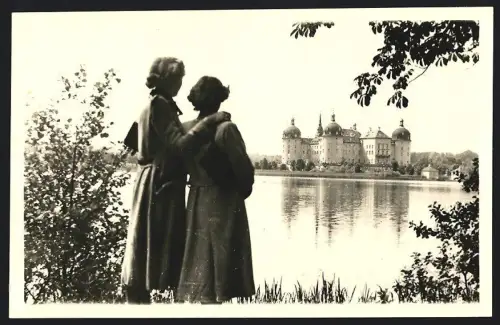Fotografie Ansicht Moritzburg i. Sa., zwei Damen schauen verträumt auf das Jagdschloss Moritzburg