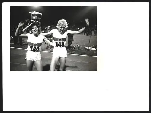 Fotografie DPA, Frankfurt / Main, Inge Eckhoff und Christel Frese bei Leichtathlekit Länderkämpfen Deutschland-USA, 1970