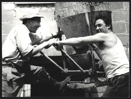 Fotografie Rudolf Sulzmann, Frankfurt / Main, Spanische Bauarbeiter Jose Sanchez und Jacinto Parere am Betonmischer