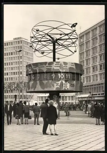AK Berlin, Urania-Säule mit Weltzeituhr auf dem Alexanderplatz