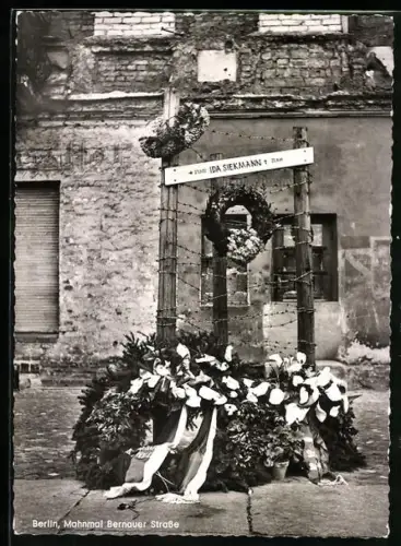 AK Berlin, Mahnmal Bernauer Strasse mit Kränzen