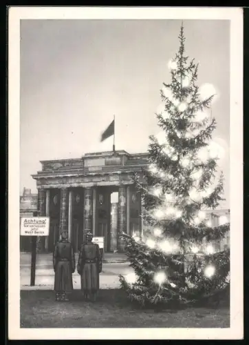 AK Berlin, Weihnachtsbaum am Brandenburger Tor, Soldaten, Grenze